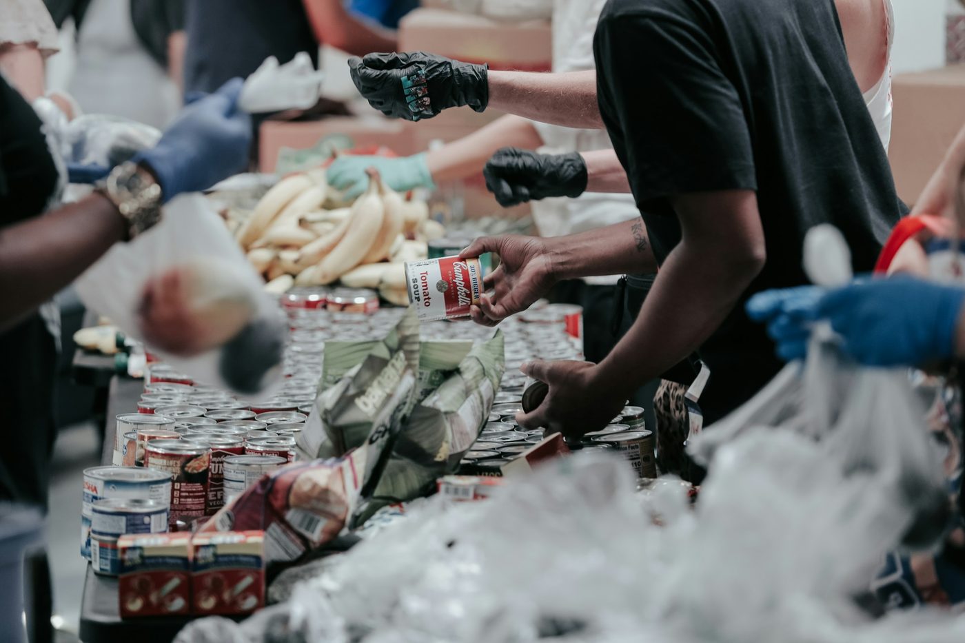 Волонтёры разбирают пожертвованные продукты в продуктовом банке