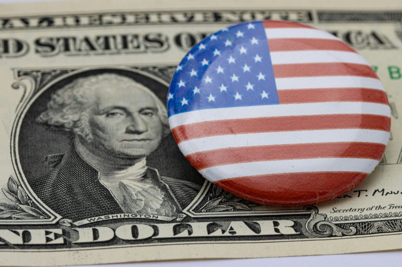 Значок с флагом США на долларовой купюре